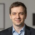 Портрет уверенного бизнесмена на нейтральном фоне для сайта корейского ухода за волосами