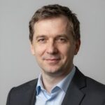 Портрет уверенного бизнесмена на нейтральном фоне для сайта корейского ухода за волосами
