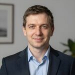 Портрет уверенного бизнесмена на нейтральном фоне для сайта корейского ухода за волосами
